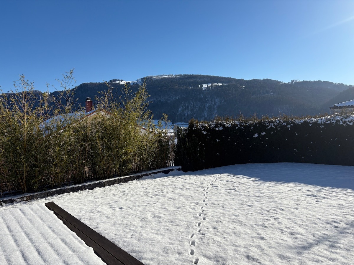 Panoramablick von der Terrasse in Tavannes